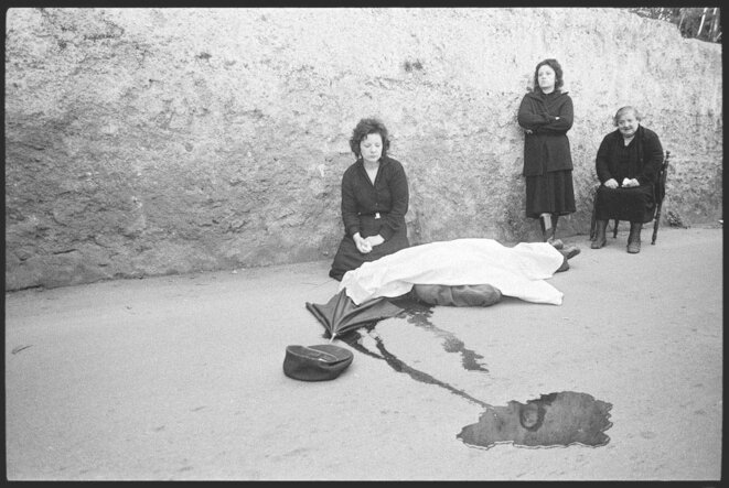 alermo 1983. Benedetto Grado's wife and daughters at the scene of his slaying. © Franco Zecchin alermo 1983. Benedetto Grado's wife and daughters at the scene of his slaying. © Franco Zecchin